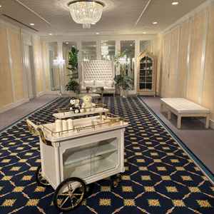 会場前にあるホワイエ、ソファーもあり可愛かった