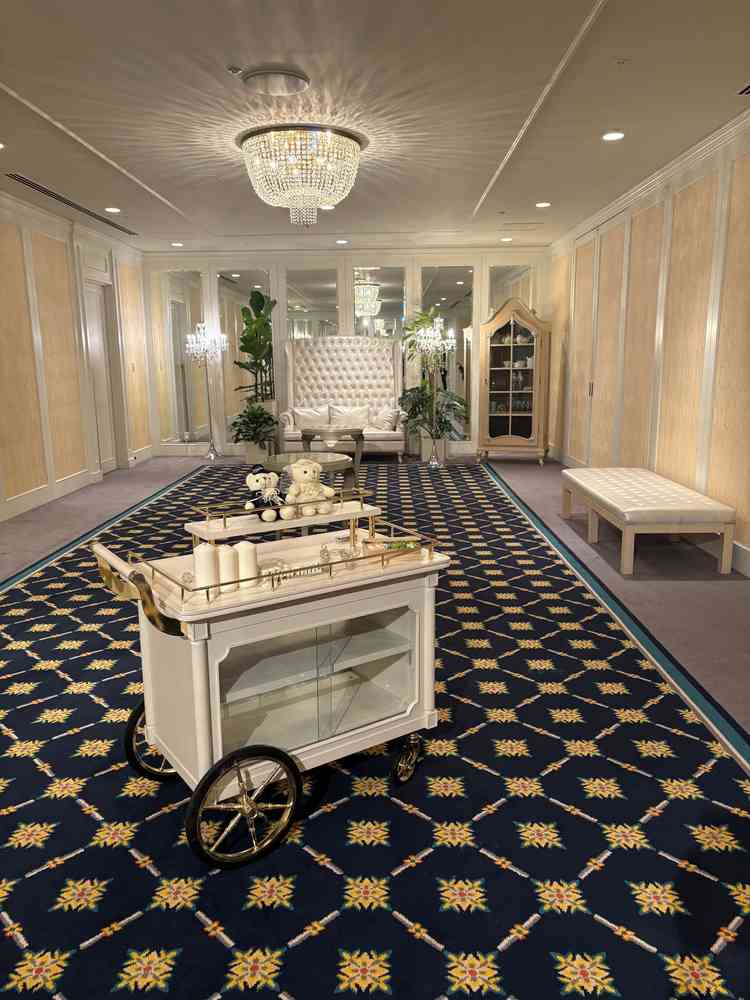 会場前にあるホワイエ、ソファーもあり可愛かった