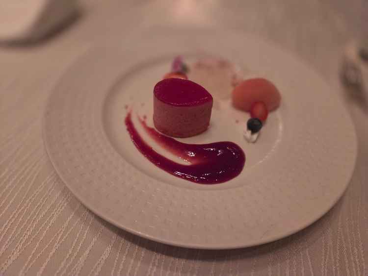 試食会のデザートの写真。苺のケーキとブラッドオレンジの酸味が良いバランスでした!