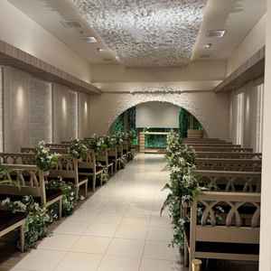 チャペルはグリーンと白を基調としており、落ち着いた雰囲気