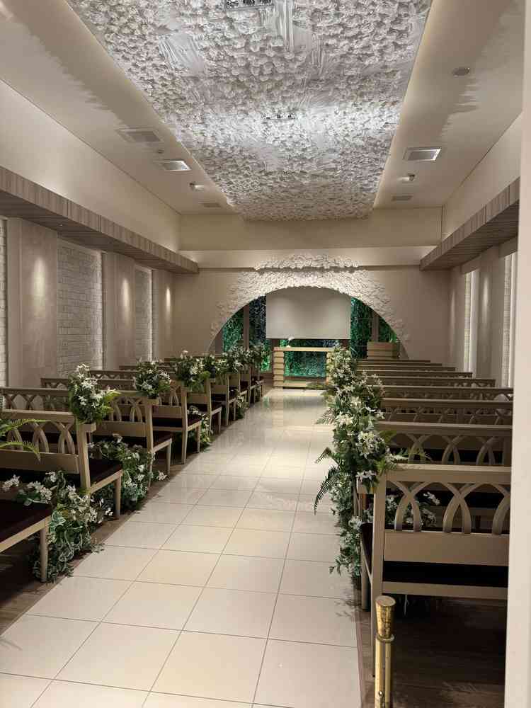 チャペルはグリーンと白を基調としており、落ち着いた雰囲気