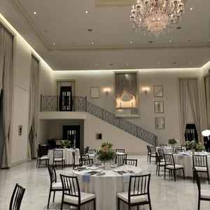 披露宴会場は白を基調としていてシンプルです。