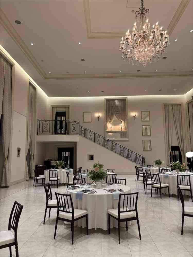 披露宴会場は白を基調としていてシンプルです。