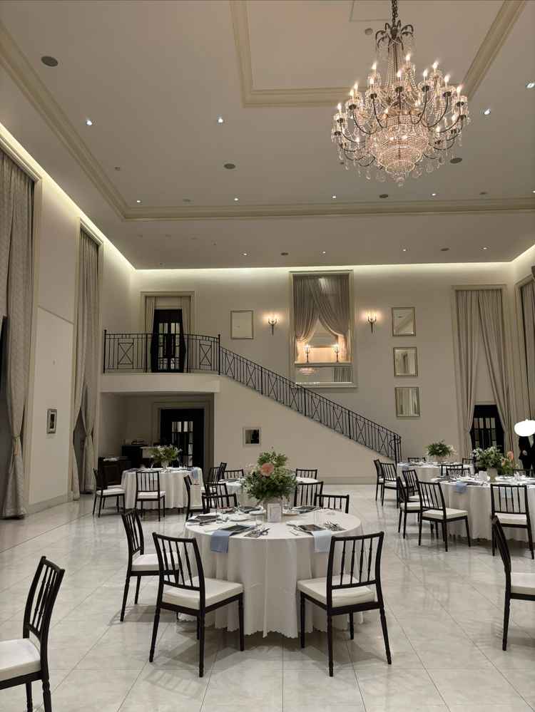 披露宴会場は白を基調としていてシンプルです。