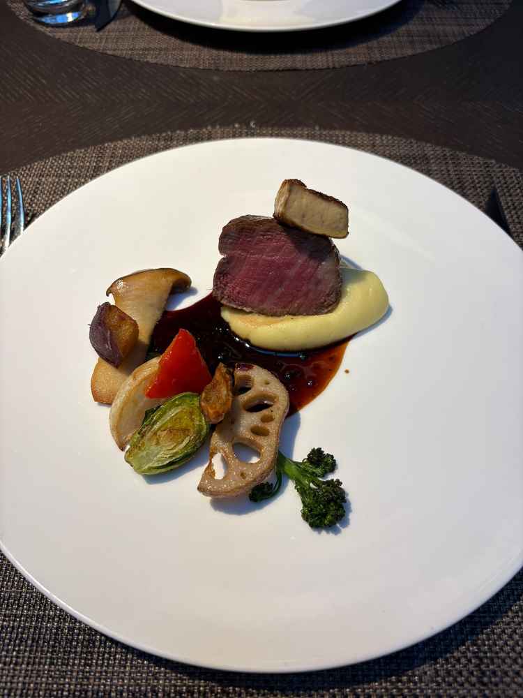 フォアグラと牛フィレでした。カリフラワーのスープ、パン、豚肉(サプライズで出してくれました)も出た