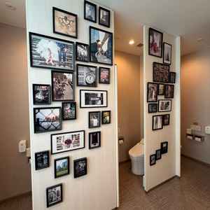 おしゃれなトイレ。オシャレして来てくれた友人たちが鏡越しに写真を撮っている姿が思い浮かびました。