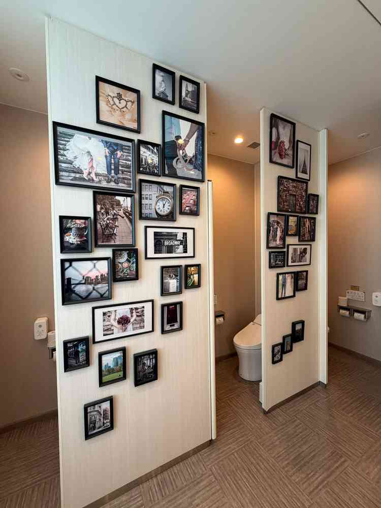 おしゃれなトイレ。オシャレして来てくれた友人たちが鏡越しに写真を撮っている姿が思い浮かびました。