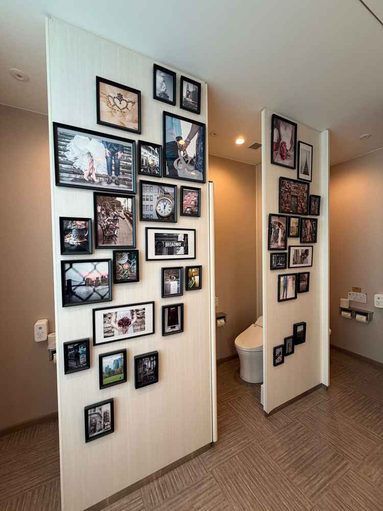 おしゃれなトイレ。オシャレして来てくれた友人たちが鏡越しに写真を撮っている姿が思い浮かびました。