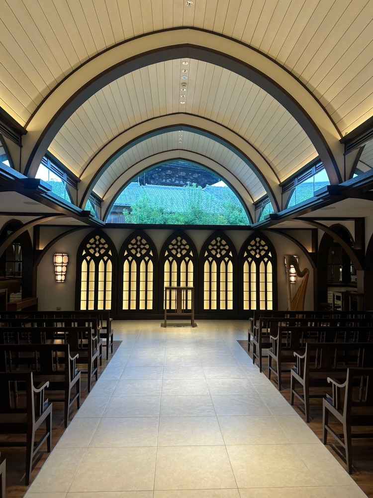 式場の様子。八坂の塔が望める。