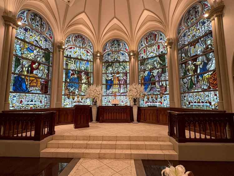 大聖堂。後ろにはパイプオルガンがあって、当日は生演奏してくれるとのこと。