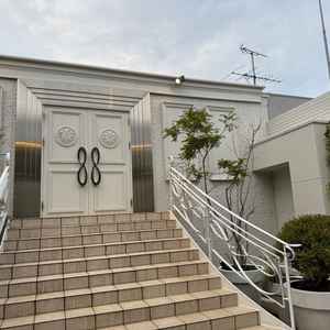 アフターセレモニーの広場です。立地を考えれば仕方ないですが、アンテナが見えてしまっています…