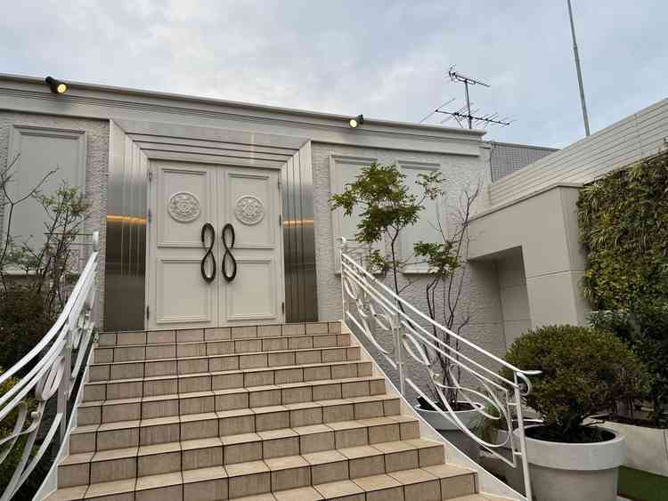 アフターセレモニーの広場です。立地を考えれば仕方ないですが、アンテナが見えてしまっています…