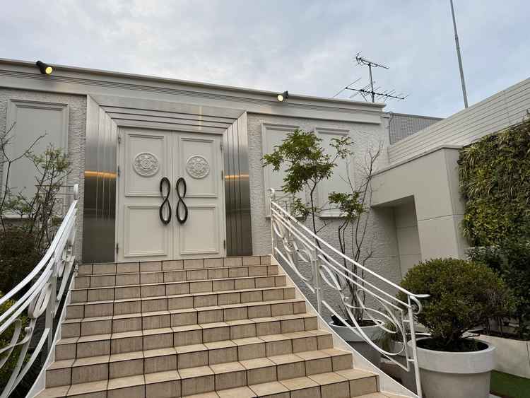 アフターセレモニーの広場です。立地を考えれば仕方ないですが、アンテナが見えてしまっています…