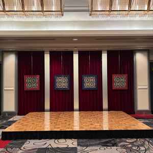 ローズルームという披露宴会場です。赤と黒をテーマカラーとし、かっこよくモダンな雰囲気です