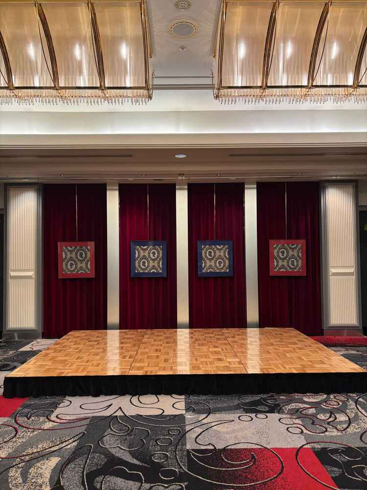 ローズルームという披露宴会場です。赤と黒をテーマカラーとし、かっこよくモダンな雰囲気です