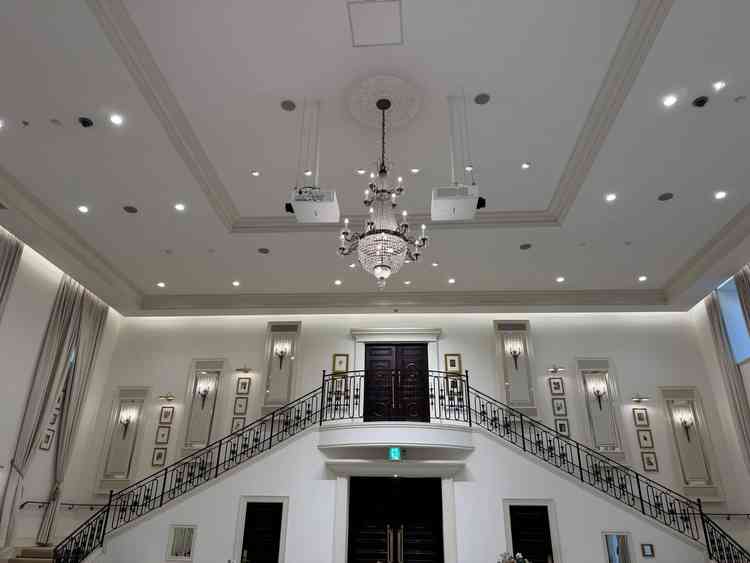 披露宴会場、両方階段左右対称でした。ここでの登場体験は本当に素敵で、ゲストの顔見れるのも良かったです