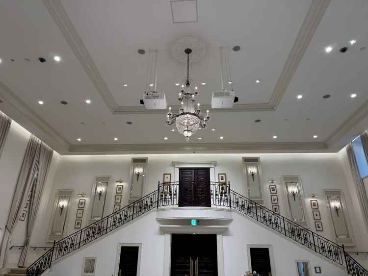 披露宴会場、両方階段左右対称でした。ここでの登場体験は本当に素敵で、ゲストの顔見れるのも良かったです