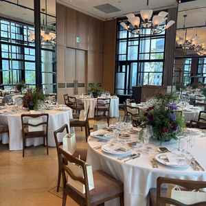 一つ目の披露宴会場。2次会会場としても使えそうで、窓もあり解放感があった。