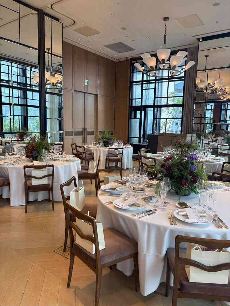 一つ目の披露宴会場。2次会会場としても使えそうで、窓もあり解放感があった。