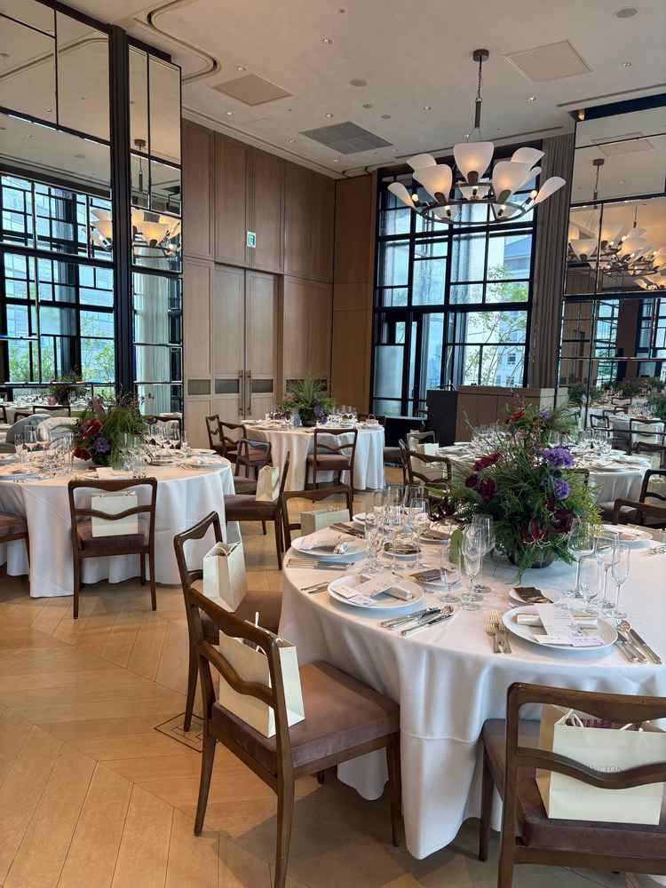 一つ目の披露宴会場。2次会会場としても使えそうで、窓もあり解放感があった。