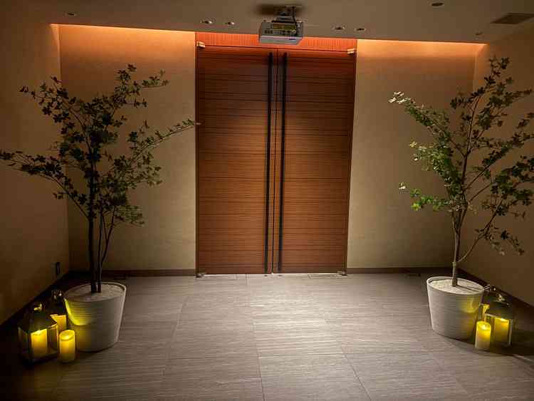 バージンロードまでの空間。とても広く緑もあって素敵でした。