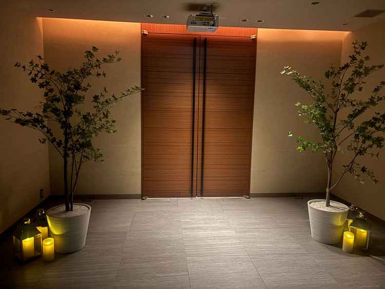 バージンロードまでの空間。とても広く緑もあって素敵でした。