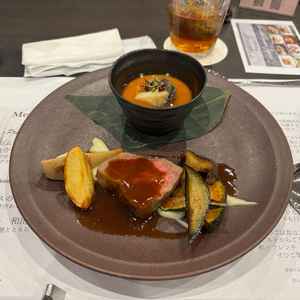 コースのメイン料理。牛肉が柔らかくて美味しかったです。