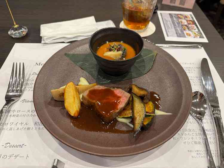 コースのメイン料理。牛肉が柔らかくて美味しかったです。