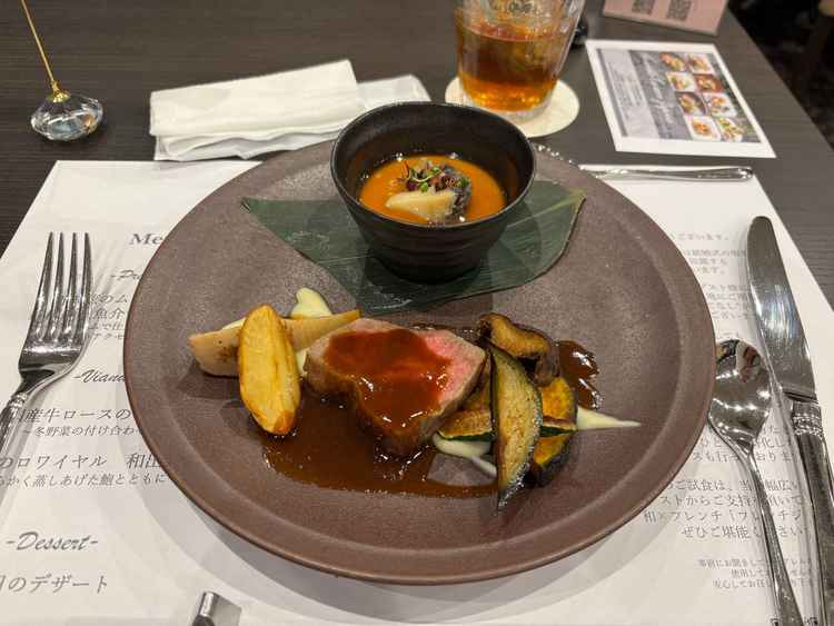 コースのメイン料理。牛肉が柔らかくて美味しかったです。