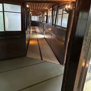迷路のような廊下。池の上に作られてたりします。