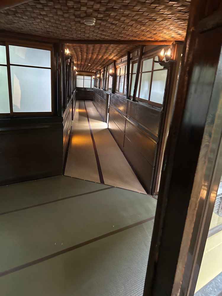 迷路のような廊下。池の上に作られてたりします。