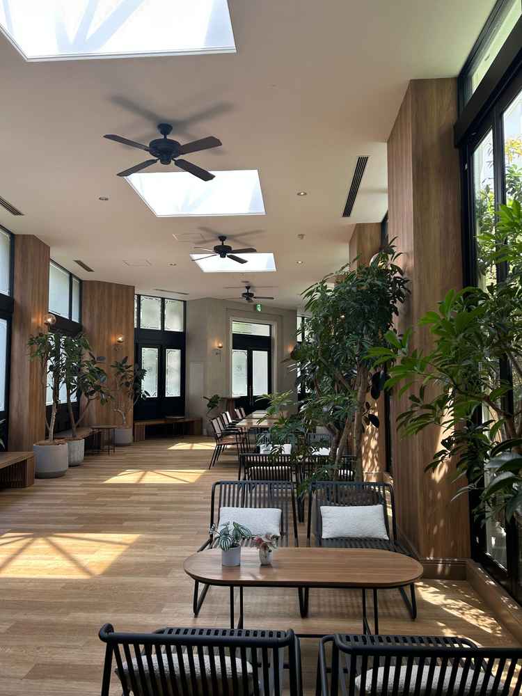 待ちスペースとしても使え、少人数であればここでパーティーをできるとのこと。まるでカフェのようでした。