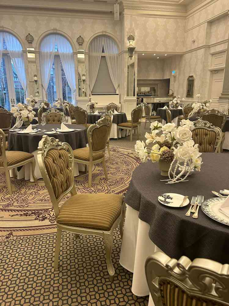 披露宴会場です。日本では感じられない世界観だと思いました。椅子も当時のものを海外から取り寄せています