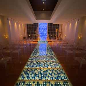 チャペルの写真。落ち着いた雰囲気や青い薔薇の花言葉が素敵で、挙式への良いイメージが湧きました。