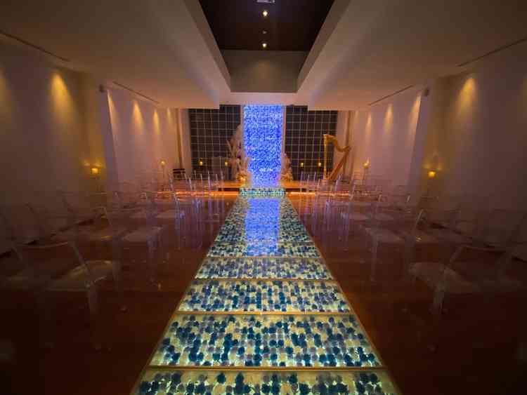 チャペルの写真。落ち着いた雰囲気や青い薔薇の花言葉が素敵で、挙式への良いイメージが湧きました。