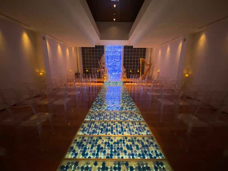 チャペルの写真。落ち着いた雰囲気や青い薔薇の花言葉が素敵で、挙式への良いイメージが湧きました。