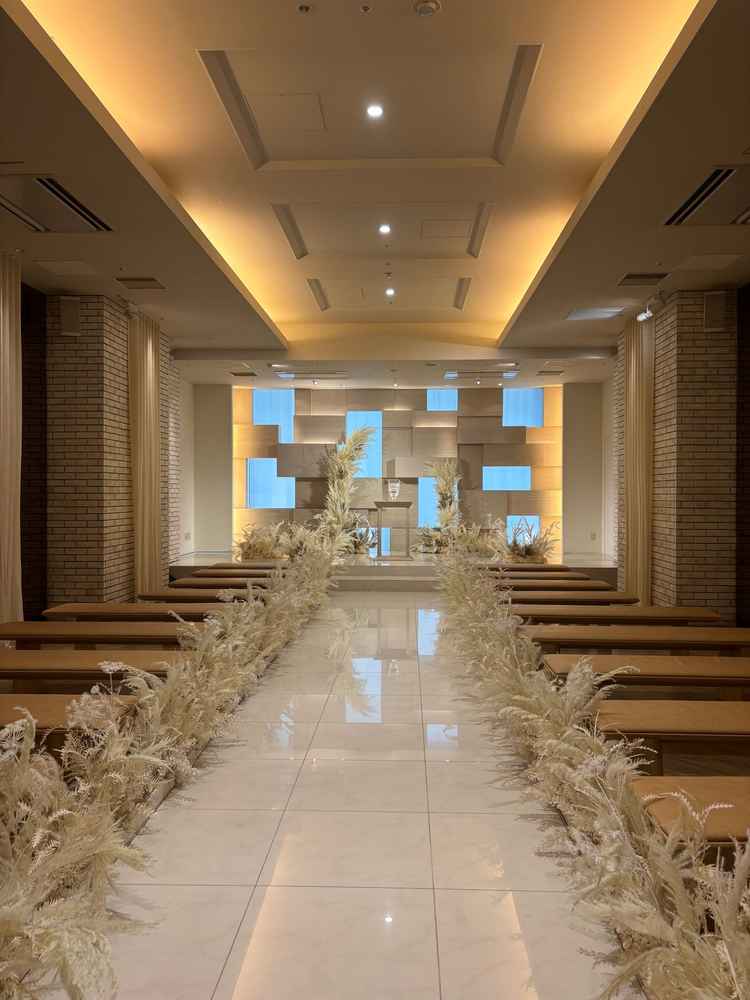 反射が綺麗に映るチャペル