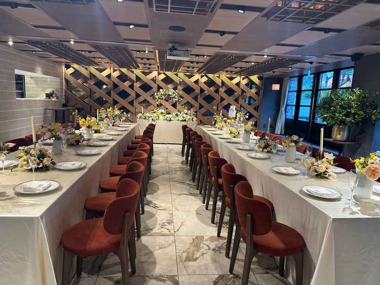 一階の披露宴会場。少人数でも申し分ない広さでオープンキッチンがあるのが魅力的です。