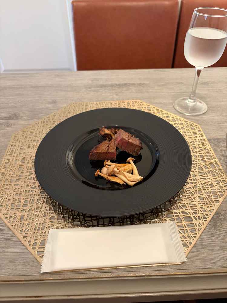試食の牛肉です。お皿違いをそれぞれ頂き、お皿でも雰囲気が随分変わることが実際に感じられました。
