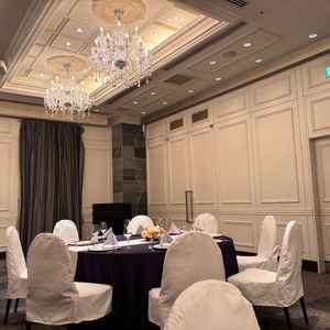 披露宴会場です。豪華でありつつ、落ち着いた雰囲気もあり、居心地が良かったです。