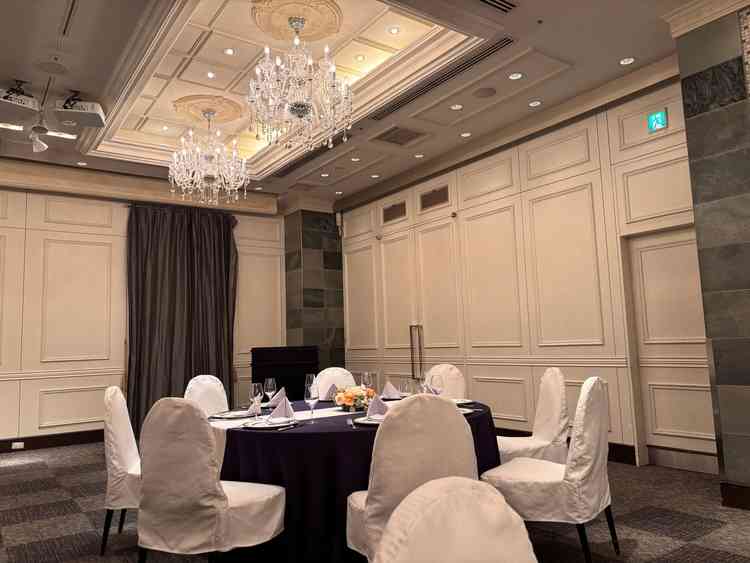 披露宴会場です。豪華でありつつ、落ち着いた雰囲気もあり、居心地が良かったです。