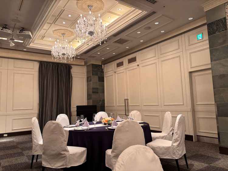 披露宴会場です。豪華でありつつ、落ち着いた雰囲気もあり、居心地が良かったです。