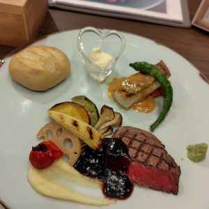 コース料理の試食はお箸でも食べられる和風フレンチで、美味しかった。