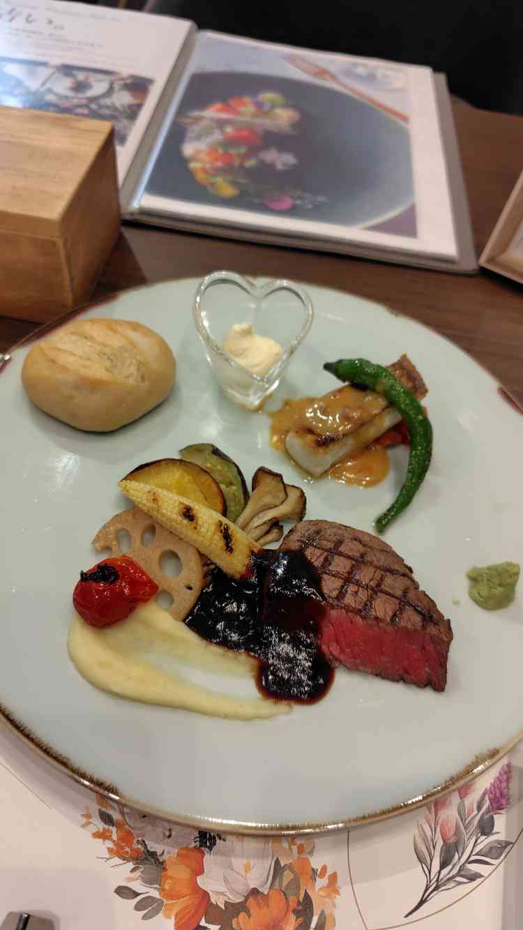 コース料理の試食はお箸でも食べられる和風フレンチで、美味しかった。