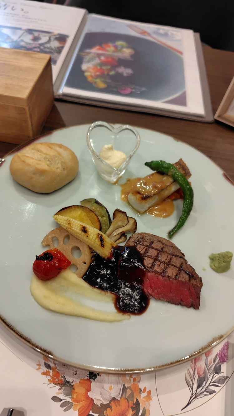 コース料理の試食はお箸でも食べられる和風フレンチで、美味しかった。