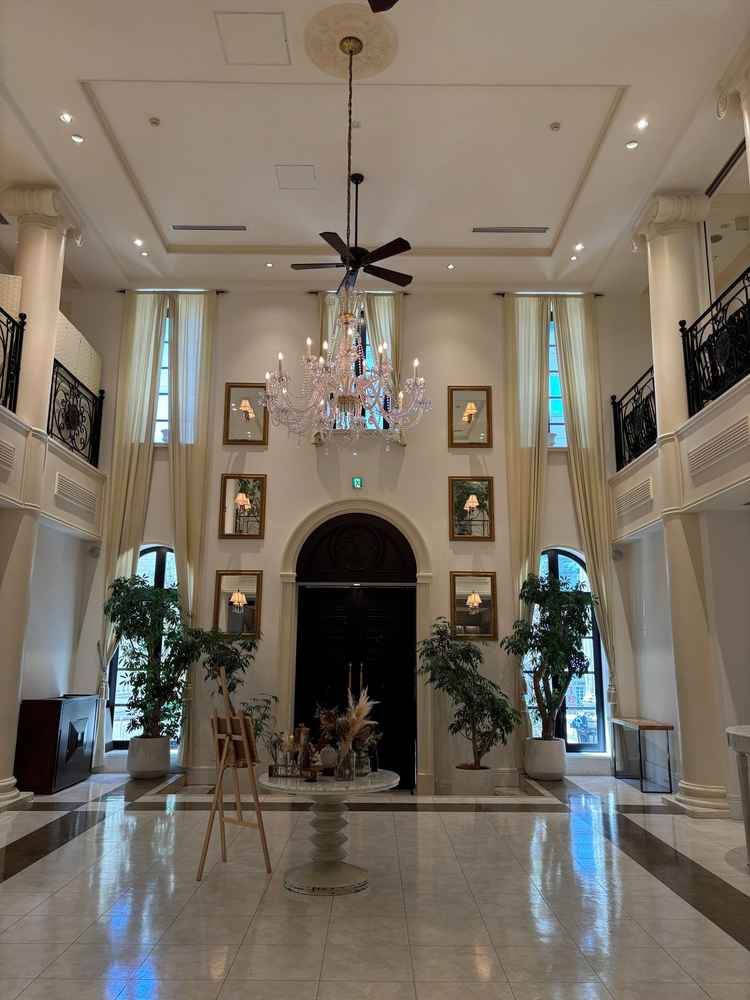 ロビーで天井が高く素敵な雰囲気