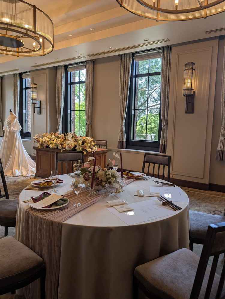 披露宴会場①。壁の色とマッチした落ち着いた空間でした。