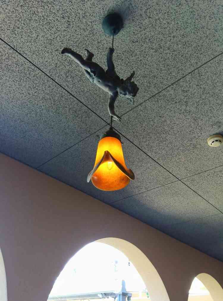 天使が支えるユニークな照明が、空間に遊び心を添えます。