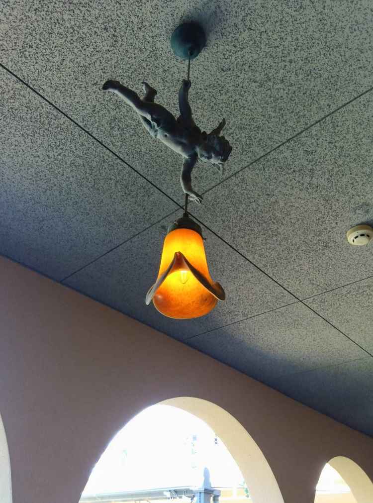 天使が支えるユニークな照明が、空間に遊び心を添えます。