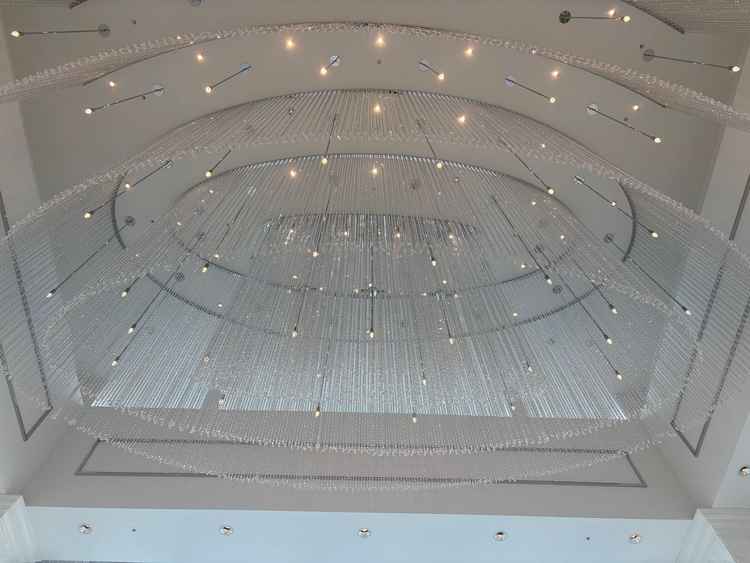 チャペルのシャンデリアがとても綺麗だった。